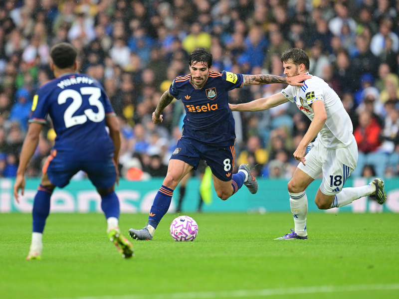 Newcastle vs Leeds United - Mưa thẻ phạt